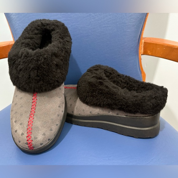 NWOT UGG Pure women’s gray suede hearts & red stitching/black wool shoes, Size 7 - Picture 1 of 16